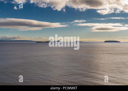 Télévision Holm et raide Holm îles avec phare en canal de Bristol. Pays de Galles, Somerset et Avon Côte de l'Angleterre dans la distance, Royaume-Uni. Banque D'Images