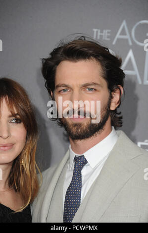 NEW YORK, NY - 19 avril : Michiel Huisman assiste à "l'âge d'Adaline' premiere dans l'AMC Loews Lincoln Square 13 theatre le 19 avril 2015 à New York. People : Michiel Huisman Banque D'Images