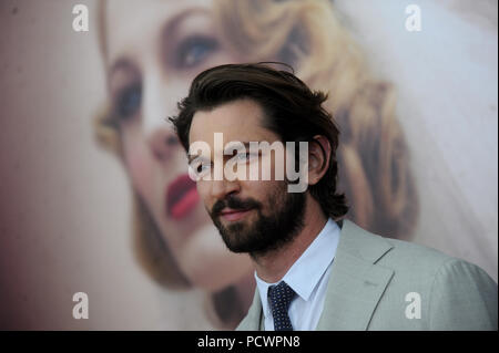 NEW YORK, NY - 19 avril : Michiel Huisman assiste à "l'âge d'Adaline' premiere dans l'AMC Loews Lincoln Square 13 theatre le 19 avril 2015 à New York. People : Michiel Huisman Banque D'Images