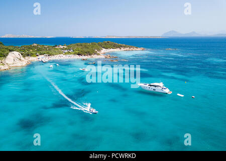 Vue de dessus, photo aérienne de deux bateaux naviguant sur un processus transparent et turquoise de la mer Méditerranée. Côte d'émeraude (2085) en Sardaigne, ita Banque D'Images