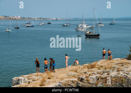 Les vacanciers sur une chaude journée d'été dans la Praia da Conceicao à Cascais, Portugal Banque D'Images