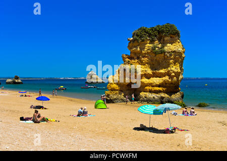 Rock formation à la Praia da Dona Ana, Lagos, Algarve, Portugal Banque D'Images