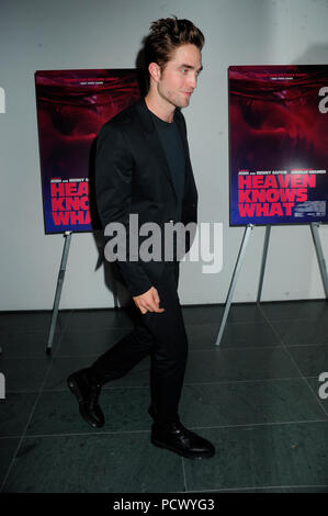 NEW YORK, NY - 18 MAI : Robert Pattinson arrive au "Dieu sait quoi" New York Première au Celeste Bartos Theatre au Musée d'Art Moderne le 18 mai 2015 dans la ville de New York. People : Robert Pattinson Banque D'Images