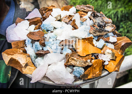 Quartz blanc et d'autres tiges de minéraux à Sri Lanka. Banque D'Images