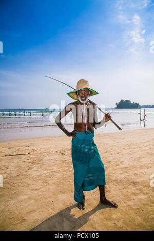 Le Weligama, SRI LANKA-JAN 5, 2017 : Local Sri lankian portrait vieux pêcheur sur la plage de sable de Jan 5, 2018 dans Unawatuna, Sri Lanka. Banque D'Images