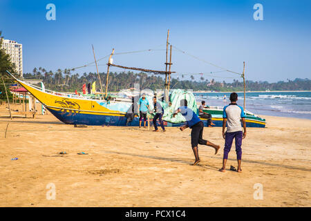 Le Weligama, Sri Lanka- Jan 5, 2017 : garçons jouent au cricket Weligam beach au Sri Lanka. Banque D'Images