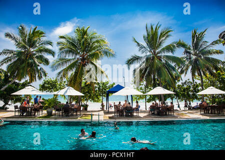 MIRISSA, SRI LANKA-JAN 2, 2017 : les personnes dans une piscine de l'hôtel près de la plage de Mirissa le Jan 2, 2017. Le Sri Lanka. Banque D'Images