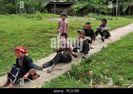 Sapa, Vietnam - 11 août 2010 : de beaux enfants heureux rire jouer à des jeux dans les champs à l'extérieur de leur maison à Sapa, Vietnam Banque D'Images