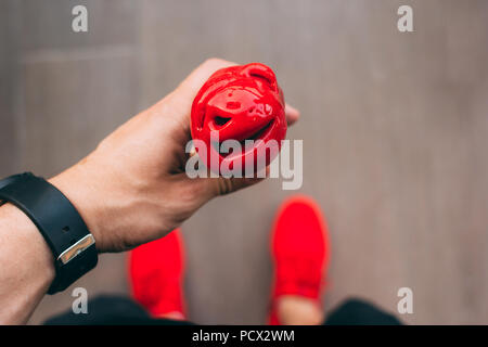 Vue du dessus de l'homme tenant une rafraîchissante de cône de glace à la framboise et vous pouvez voir ses chaussures rouges Banque D'Images