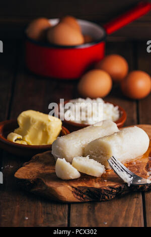 Petit-déjeuner vénézuelien, la pâte de farine de maïs au beurre et fromage étuvé, appelé bollitos Banque D'Images