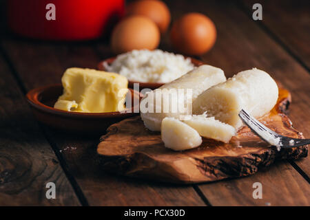 Petit-déjeuner vénézuelien, la pâte de farine de maïs au beurre et fromage étuvé, appelé bollitos Banque D'Images