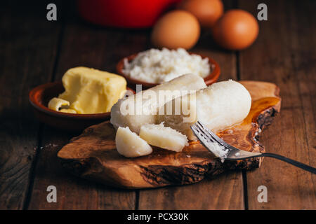 Petit-déjeuner vénézuelien, la pâte de farine de maïs au beurre et fromage étuvé, appelé bollitos Banque D'Images