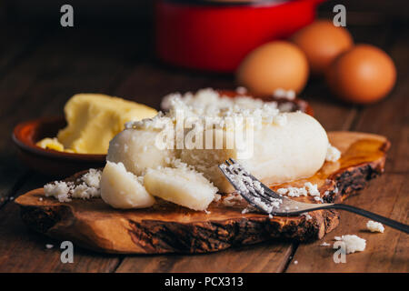 Petit-déjeuner vénézuelien, la pâte de farine de maïs au beurre et fromage étuvé, appelé bollitos Banque D'Images