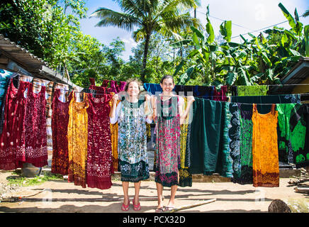 Le Weligama, SRI LANKA - JAN 7, 2017 : Deux jeunes filles dress up plaisantez dans l'usine de batik à Weligama le Jan 7, 2017. Le Sri Lanka. Banque D'Images