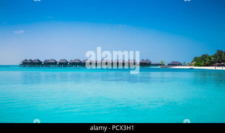 Belle plage de sable blanc de tropical island Olhuveli, South Male Atoll, Maldives. Banque D'Images