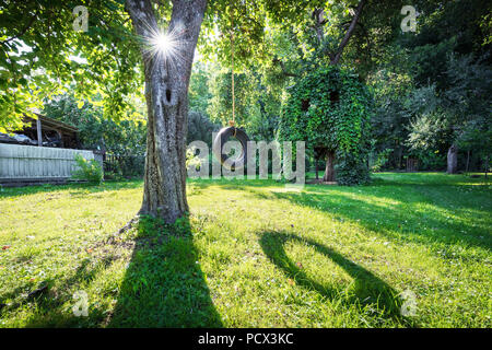 Maison sur arbre dans le jardin de printemps vert Banque D'Images