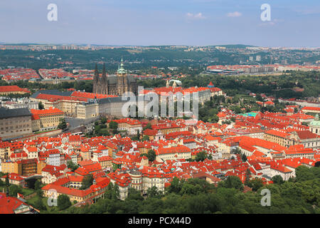 Panaoramic vue sur le château de Prague à partir de la colline de Petrin à Prague (Praha), République Tchèque Banque D'Images