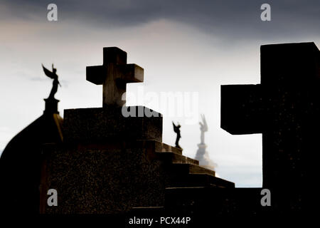 Les pierres tombales et les croix dans le cimetière chrétien Banque D'Images