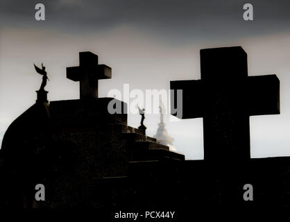 Les pierres tombales et les croix dans le cimetière chrétien Banque D'Images