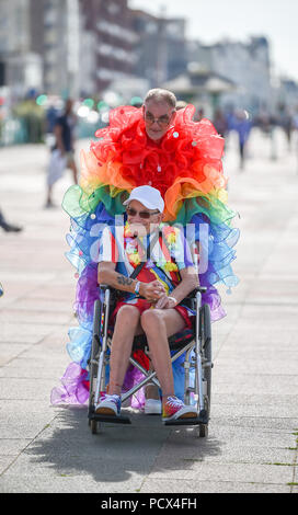 Brighton UK 4 août 2018 - Les arrivées en avance pour le Brighton Pride Parade qui a eu lieu au cours de ce week-end de beau temps ensoleillé chaud . L'événement annuel Brighton Pride attire des milliers de visiteurs du monde entier avec Britney Spears défini pour effectuer plus tard ce soir Crédit : Simon Dack/Alamy Live News Crédit : Simon Dack/Alamy Live News Banque D'Images