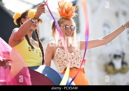 Brighton UK 4 août 2018 - Des milliers de prendre part à la Brighton Pride Parade qui a eu lieu au cours de ce week-end de beau temps ensoleillé chaud . L'événement annuel Brighton Pride attire des milliers de visiteurs du monde entier avec Britney Spears défini pour effectuer plus tard ce soir Crédit : Simon Dack/Alamy Live News Banque D'Images