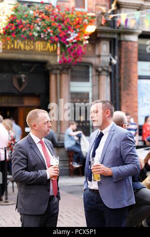 Dublin. 4 Août, 2018. Les gens aiment la bière à l'extérieur d'un bar au centre-ville de Dublin, Irlande, 3 août 2018. Le premier vendredi de chaque mois d'août marque International Beer, un événement d'encourager les gens à se retrouver entre amis et savourer le goût de la bière. Source : Xinhua/Alamy Live News Banque D'Images