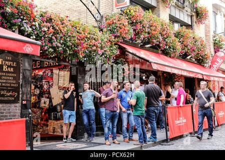 Dublin. 4 Août, 2018. Les gens aiment la bière à l'extérieur d'un bar au centre-ville de Dublin, Irlande, 3 août 2018. Le premier vendredi de chaque mois d'août marque International Beer, un événement d'encourager les gens à se retrouver entre amis et savourer le goût de la bière. Source : Xinhua/Alamy Live News Banque D'Images