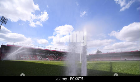 4 août 2018, la vitalité Stadium, Bournemouth, Angleterre ; Pré saison friendly football, AFC Bournemouth contre Marseille ; Casiers à l'œuvre dans le soleil pour garder le terrain glissant Banque D'Images