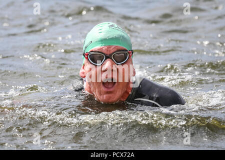 London, UK, 4 août 2018. Gordon Ramsey dans la compétition de natation. Le célèbre chef Gordon Ramsay et présentatrice TV participe dans le cadre d'équipe Ramsey avec son fils Jack et sa fille Megan, au profit de l'hôpital Great Ormond Street. Maintenant dans sa 22e année, le Triathlon de Londres AJ Bell est le plus grand triathlon, accueillant chaque année plus de 13 000 athlètes de tous âges et de toutes capacités, ainsi que des courses d'élite, de nager, faire du vélo et courir autour de la spectaculaire route. Banque D'Images