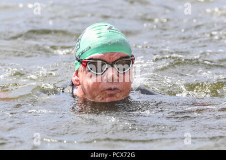 London, UK, 4 août 2018. Gordon Ramsey dans la compétition de natation. Le célèbre chef Gordon Ramsay et présentatrice TV participe dans le cadre d'équipe Ramsey avec son fils Jack et sa fille Megan, au profit de l'hôpital Great Ormond Street. Maintenant dans sa 22e année, le Triathlon de Londres AJ Bell est le plus grand triathlon, accueillant chaque année plus de 13 000 athlètes de tous âges et de toutes capacités, ainsi que des courses d'élite, de nager, faire du vélo et courir autour de la spectaculaire route. Banque D'Images