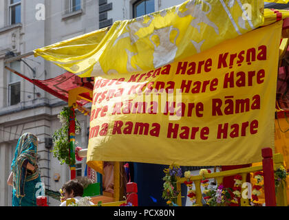 Cardiff, Royaume-Uni. Le défilé annuel de Cardiff Ratha Yatra célébrant Rathayatra, le festival de Lord Jagannatha. Les adeptes ont tiré un énorme panier avec des déités sur St Mary Street avec de la musique et s'arrêtant à des intervalles pour danser. Crédit photographe : Matthew Lofthouse/Alay Live News. 04/08/2018. Banque D'Images