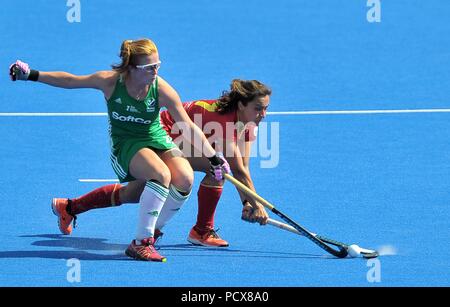 Lola Riera (ESP) efface comme Zoe Wilson (IRL) tente de l'arrêter. France/Espagne. Match 34. Demi-finale. Womens Hockey World Cup 2018. Lee Valley hockey centre. Queen Elizabeth Olympic Park. Stratford. Londres. UK. Le 04/08/2018. Banque D'Images