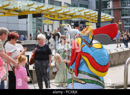 Manchester, UK, 3 août 2018. Le Conseil municipal de Manchester et sauvage à propos de l'art apportent de la communauté de concert avec 'Bee dans la ville' qui voit plus de l'exploitation 1d'abeilles géantes sculptures conçues individuellement et placés autour de la ville. Il y a une application interactive pour les familles à utiliser pour trouver les abeilles et il semble être d'attirer les familles à tous les coins de la ville. Manchester, 04 août 2018 (C)Barbara Cook/Alamy Live News Banque D'Images