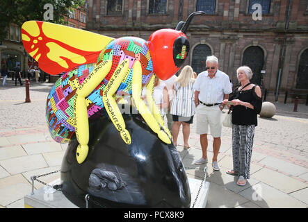 Manchester, UK, 3 août 2018. Le Conseil municipal de Manchester et sauvage à propos de l'art apportent de la communauté de concert avec 'Bee dans la ville' qui voit plus de l'exploitation 1d'abeilles géantes sculptures conçues individuellement et placés autour de la ville. Il y a une application interactive pour les familles à utiliser pour trouver les abeilles et il semble être d'attirer les familles à tous les coins de la ville. Manchester, 04 août 2018 (C)Barbara Cook/Alamy Live News Banque D'Images