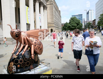 Manchester, UK, 3 août 2018. Sur le sentier de l'abeilles géantes. Le Conseil municipal de Manchester et sauvage à propos de l'art apportent de la communauté de concert avec 'Bee dans la ville' qui voit plus de l'exploitation 1d'abeilles géantes sculptures conçues individuellement et placés autour de la ville. Il y a une application interactive pour les familles à utiliser pour trouver les abeilles et il semble être d'attirer les familles à tous les coins de la ville. Manchester, 04 août 2018 (C)Barbara Cook/Alamy Live News Banque D'Images