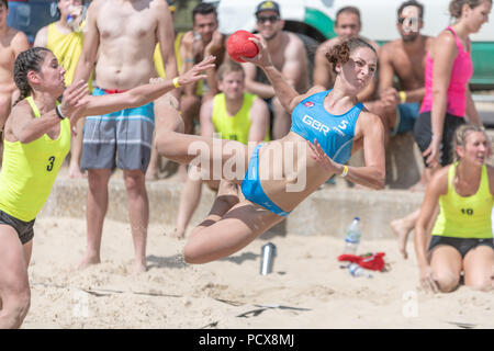 Bournemouth, Royaume-Uni. 4 août 2018. Plus de 40 équipes de toute l'Europe participent à la British Beach Handball sur plage de Bournemouth Branksome comme la canicule est soutenu en août à 2018. L'événement est maintenant dans sa sixième année. Crédit : Thomas Faull/Alamy Live News Banque D'Images