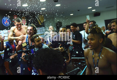 (180804) -- SHENZHEN, le 4 août 2018 (Xinhua) -- les joueurs du Paris Saint-Germain célébrer après avoir remporté le Trophée des champions français de football match entre Monaco et Paris Saint-Germain au stade de l'Universiade à Shenzhen, province du Guangdong en Chine du sud, le 4 août 2018. Paris Saint-Germain a gagné 4-0.(Xinhua/Mao Siqian) Banque D'Images