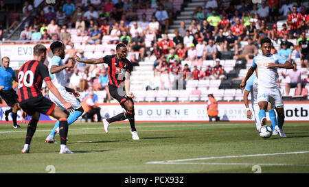 4 août 2018, la vitalité Stadium, Bournemouth, Angleterre ; Pré saison friendly football, AFC Bournemouth contre Marseille ; Callum Wilson de pousses de Bournemouth tandis que Boubacar Kamara de Marseille ne peut pas se rendre à la balle Banque D'Images