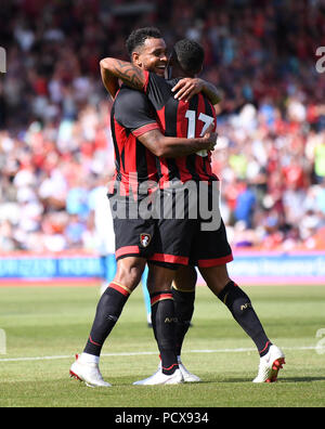 4 août 2018, la vitalité Stadium, Bournemouth, Angleterre ; Pré saison friendly football, AFC Bournemouth contre Marseille ; Joshua Roi de Bournemouth félicite Callum Wilson sur la notation du cinquième but Bournemouth Banque D'Images