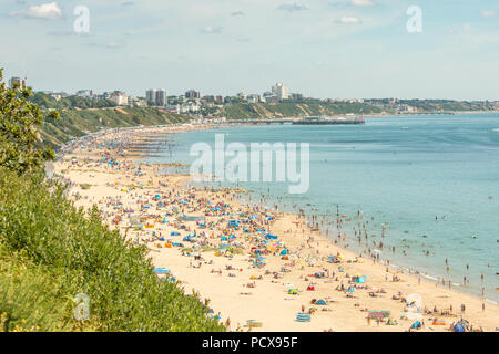 Bournemouth, Royaume-Uni. 4 août 2018. La canicule continue au Royaume-Uni avec un grand nombre de personnes, pour aller à la plage de Bournemouth et Poole. Les gens sur le sable et dans la mer pendant le temps chaud. Crédit : Thomas Faull/Alamy Live News Banque D'Images