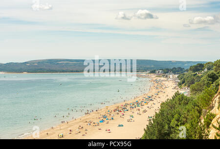 Bournemouth, Royaume-Uni. 4 août 2018. La canicule continue au Royaume-Uni avec un grand nombre de personnes, pour aller à la plage de Bournemouth et Poole. Les gens sur le sable et dans la mer pendant le temps chaud. Crédit : Thomas Faull/Alamy Live News Banque D'Images