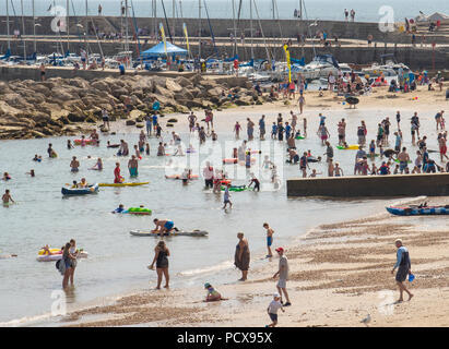 Lyme Regis, Dorset, Royaume-Uni. 4 août 2018. Météo au Royaume-Uni: Chaud et ensoleillé dans Lyme Regis. La petite plage de la station balnéaire de Lyme Regis a été emballée à nouveau cet après-midi comme la foule des amateurs de soleil se sont empaquetés à la plage pour profiter de plus de soleil chaud et de températures du samedi sizzling. Crédit : PQ/Alay Live News Banque D'Images