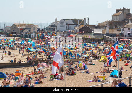 Lyme Regis, Dorset, Royaume-Uni. 4 août 2018. Météo au Royaume-Uni: Chaud et ensoleillé dans Lyme Regis. La petite plage de la station balnéaire de Lyme Regis a été emballée à nouveau cet après-midi comme la foule des amateurs de soleil se sont empaquetés à la plage pour profiter de plus de soleil chaud et de températures du samedi sizzling. Crédit : PQ/Alay Live News Banque D'Images