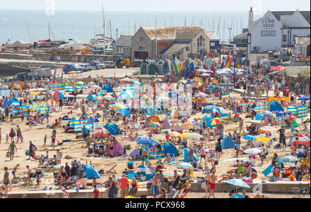 Lyme Regis, Dorset, Royaume-Uni. 4 août 2018. Météo au Royaume-Uni: Chaud et ensoleillé dans Lyme Regis. La petite plage de la station balnéaire de Lyme Regis a été emballée à nouveau cet après-midi comme la foule des amateurs de soleil se sont empaquetés à la plage pour profiter de plus de soleil chaud et de températures du samedi sizzling. Crédit : PQ/Alay Live News Banque D'Images