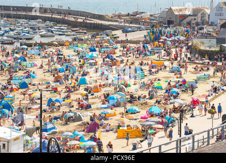 Lyme Regis, Dorset, Royaume-Uni. 4 août 2018. Météo au Royaume-Uni: Chaud et ensoleillé dans Lyme Regis. La petite plage de la station balnéaire de Lyme Regis a été emballée à nouveau cet après-midi comme la foule des amateurs de soleil se sont empaquetés à la plage pour profiter de plus de soleil chaud et de températures du samedi sizzling. Crédit : PQ/Alay Live News Banque D'Images