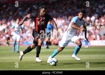 Stade de vitalité, Bournemouth, Royaume-Uni. 4 Août, 2018. Pré saison friendly football, AFC Bournemouth contre Marseille ; Boubacar Kamara de Marseille marque Joshua Roi de Bournemouth dans la surface de réparation : Action Crédit Plus Sport/Alamy Live News Banque D'Images