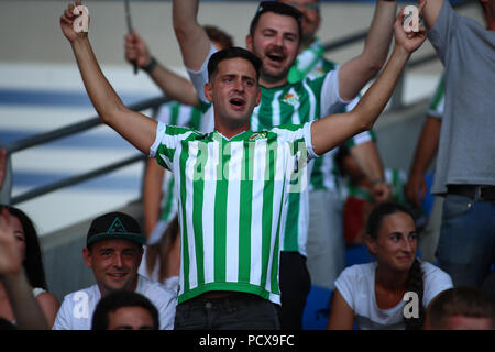 Cardiff City Stadium, Cardiff, Royaume-Uni. 4 Août, 2018. Pré saison friendly, Cardiff City football versus Real Betis ; Real Betis fans chanter pendant le jeu : Action Crédit Plus Sport/Alamy Live News Banque D'Images