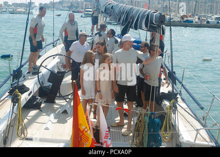 Palma de Mallorca, Espagne. Le 04 août, 2018. La Reine, la Princesse Letizia Leonora et Princess Sofia ramasser le roi Felipe à la fin du dernier jour de la régate Coupe du Roi au Royal club nautique de Palma de Majorque, Espagne le 4 août 2018. Credit : Jimmy Olsen/Media Espagne*** ***aucune perforation/Alamy Live News Banque D'Images