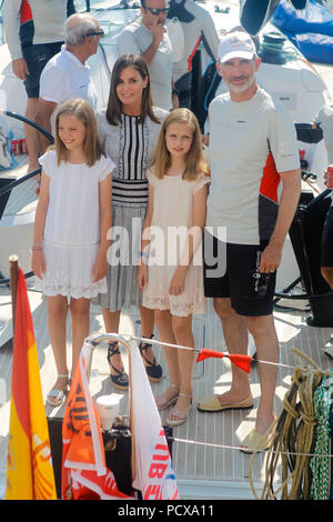 Palma de Mallorca, Espagne. Le 04 août, 2018. La Reine, la Princesse Letizia Leonora et Princess Sofia ramasser le roi Felipe à la fin du dernier jour de la régate Coupe du Roi au Royal club nautique de Palma de Majorque, Espagne le 4 août 2018. Credit : Jimmy Olsen/Media Espagne*** ***aucune perforation/Alamy Live News Banque D'Images