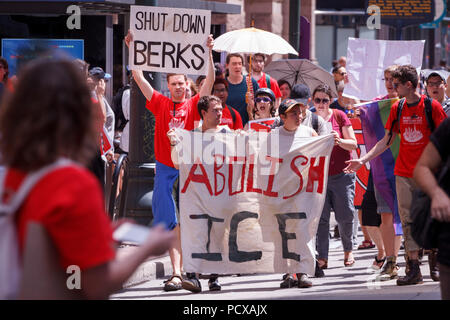 Philadelphia, PA, USA. 4 Août, 2018. Grâce à l'indépendance de mars des manifestants à l'Hôtel de Ville, Centre Commercial, exprimant l'opposition à la politique d'immigration de l'administration d'Atout et appelant à l'abolition de l'organisme d'application de la loi fédérale sur l'immigration de la glace. Crédit : Michael Candelori/ZUMA/Alamy Fil Live News Banque D'Images